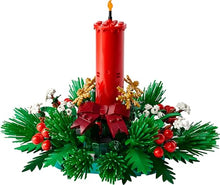 Carica l'immagine nel visualizzatore di Gallery, LEGO Decorazione da Tavolo Natalizia - Candela Rossa Giocattolo da Esposizione con Bacche, Stelle e Fogliame - Attività per la Famiglia - Regalo Natalizio per Bambine e Bambini da 12 Anni - 40743