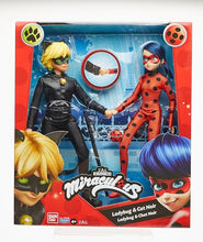Carica l&#39;immagine nel visualizzatore di Gallery, Bandai - Miraculous Ladybug - Set di 2 bambole manichino 26 cm - Ladybug e Chat Noir - Pacchetto Miraculous Bambole - Bambola Ladybug e Bambola Chat Noir - Giocattolo per bambini 4 anni e + - P50365