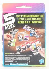 Carica l'immagine nel visualizzatore di Gallery, 5 Alive, gioco di carte Hasbro Gaming dal ritmo incalzante per bambini e famiglie, giochi per tutta la famiglia, giochi di carte veloci da 2 a 6 giocatori