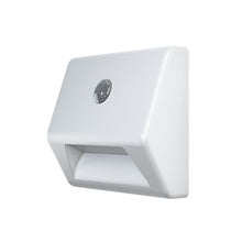Carica l'immagine nel visualizzatore di Gallery, OSRAM NIGHTLUX Luce notturna per scale, bianca, sensore di movimento, IP54, a batteria, bianco freddo 4000 K, ideale per