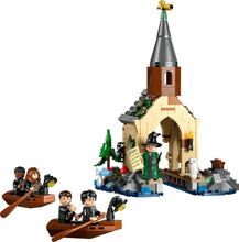 Carica l&#39;immagine nel visualizzatore di Gallery, LEGO Harry Potter La Rimessa per le Barche del Castello di Hogwarts, Gioco per Bambini e Bambine da 8 Anni in su con 2 Barche Giocattolo, Rimessa da Costruire e 5 Minifigure, Idea Regalo 76426