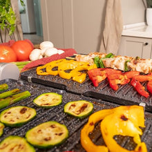 Carica l'immagine nel visualizzatore di Gallery, Cecotec Griglia elettrica Rock'nGrill Blaze. 2400 W, rivestimento RockStone, facile da pulire, apertura a 180°, senza BPA, superficie di cottura 29 x 23 cm, temperatura regolabile