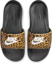Carica l'immagine nel visualizzatore di Gallery, Nike W Victori One Slide Print, Scarpe da Ginnastica Donna, Chutney/Bianco-Nero, 35.5 EU