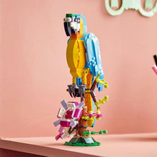 Carica l&#39;immagine nel visualizzatore di Gallery, LEGO Creator Pappagallo Esotico, Set 3 in 1 con Pesce e Rana, Animali Giocattolo da Costruire, Giochi Creativi per Bambini e Bambine da 7 Anni in su con Figure della Giungla, Idee Regalo 31136