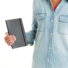 Carica l'immagine nel visualizzatore di Gallery, Amazon Basics Taccuino classico con pagine bianche, Misura Grande, Nero, 13.5 x 21 cm