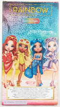 Carica l'immagine nel visualizzatore di Gallery, Rainbow High Swim &amp; Style - Violet (viola) - Bambola da 28 cm con confezione scintillante e oltre 10 outfit - Costume da bagno rimovibile, sandali, accessori divertenti - Età 4-12 anni