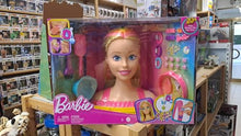 Carica l&#39;immagine nel visualizzatore di Gallery, Barbie - Super Chioma Hairstyle Capelli Arcobaleno, testa pettinabile con capelli biondi e ciocche arcobaleno fluo da acconciare, con accessori Color Reveal, giocattolo per bambini, 3+ anni, HMD78
