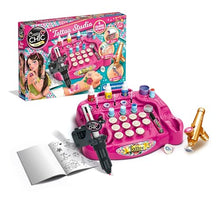 Carica l'immagine nel visualizzatore di Gallery, Clementoni Crazy Chic - Tattoo Studio, Gioco Creativo per Bambine di 6+ Anni, Kit Completo per Creare Tatuaggi Glitterati e Temporanei, Set con Tattoos Unici, Regalo Divertente e Colorato, 18602