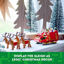 Carica l&#39;immagine nel visualizzatore di Gallery, LEGO Slitta di Babbo Natale Giocattolo, Set di Giochi Creativi per Bambini e Bambine da 9 Anni in su con Minifigure, Renne, Chitarra, Orsacchiotto e Sci, Idea Regalo Natalizia, Decorazione Casa 40499
