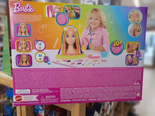 Carica l&#39;immagine nel visualizzatore di Gallery, Barbie - Super Chioma Hairstyle Capelli Arcobaleno, testa pettinabile con capelli biondi e ciocche arcobaleno fluo da acconciare, con accessori Color Reveal, giocattolo per bambini, 3+ anni, HMD78