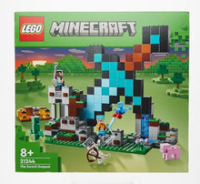 Carica l&#39;immagine nel visualizzatore di Gallery, LEGO Minecraft L&#39;Avamposto della Spada Giocattolo da Costruire con Figure di Creeper, Soldato, Guerriero Guardiano e Scheletro, Giochi per Bambini e Bambine da 8 Anni, Idea Regalo di Compleanno 21244
