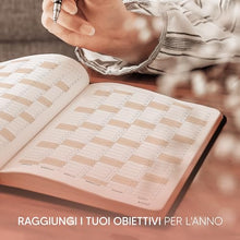 Carica l&#39;immagine nel visualizzatore di Gallery, Premium Diario 2024-2025 di SmartPanda – Agenda 2024 2025 Settimanale, Oro Rosa – Copertina Morbida, Confezione Regalo – Intervalli di 30 Minuti – Luglio 2024 - Agosto 2025 - A4, in Italiano