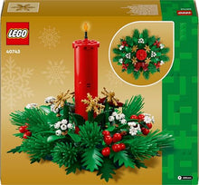 Carica l'immagine nel visualizzatore di Gallery, LEGO Decorazione da Tavolo Natalizia - Candela Rossa Giocattolo da Esposizione con Bacche, Stelle e Fogliame - Attività per la Famiglia - Regalo Natalizio per Bambine e Bambini da 12 Anni - 40743