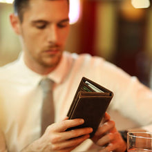 Carica l&#39;immagine nel visualizzatore di Gallery, Kattee Portafoglio Uomo Verticale in Vera Pelle, Portacarte con Grande Capacità, Portamonete Fatto con Lavorazione di Crazy-horse or Vegetable-tanned (marrone con scatola)