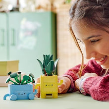 Carica l'immagine nel visualizzatore di Gallery, LEGO Botanicals Piantine Felici Giocattolo - Kit di Arti e Mestieri per Bambine con 2 Piante Artificiali, 2 Vasi di Fiori e Facce Intercambiabili - Regali per Ragazze da 9 Anni Fan della Natura, 10349