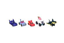Carica l'immagine nel visualizzatore di Gallery, Fisher-Price DC Batwheels - Set da 5 macchinine in scala 1:55, include Bam Batmobile, Redbird, Kitty, Snowy e Batwing, veicoli die-cast da collezione, giocattolo per bambini, 3+ anni, HML20