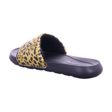 Carica l'immagine nel visualizzatore di Gallery, Nike W Victori One Slide Print, Scarpe da Ginnastica Donna, Chutney/Bianco-Nero, 35.5 EU