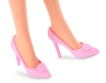 Carica l&#39;immagine nel visualizzatore di Gallery, Barbie The Movie - Margot Robbie, bambola del film Barbie da collezione con abito vintage a quadretti rosa e bianco e collana con margherita, giocattolo per bambini, 3+ anni, HPJ96