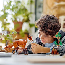 Carica l&#39;immagine nel visualizzatore di Gallery, LEGO Creator 3 in 1 Animali della Foresta: Volpe Rossa Giocattolo, Giochi per Bambini e Bambine da 9 Anni in su, Modelli Trasformabili in Gufo e Scoiattolo Snodabili, Idea Regalo Divertente 31154