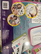 Carica l&#39;immagine nel visualizzatore di Gallery, Clementoni Idea - Fashion Designer, Lavagna Luminosa Creativa per Bambine 7+ Anni, Set Abbigliamento con Supporto Pieghevole, Disegni e Modelli Unici, Gioco Creativo, Made in Italy, 18715