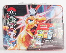 Carica l'immagine nel visualizzatore di Gallery, Pokémon Bauletto da Collezione del GCC, Autunno 2023, Meowscarada, Skeledirge e Quaquaval, Tre Carte Promozionali Olografiche e Sei Buste di Espansione, Edizione in Italiano