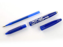 Carica l'immagine nel visualizzatore di Gallery, Pilot - Confezione da 1 Frixion Ball + 1 set di 3 ricariche - Penna cancellabile con inchiostro termosensibile - Penna roller ricaricabile realizzata in plastica riciclata - Blu - Punta media