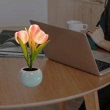 Carica l'immagine nel visualizzatore di Gallery, Tulipano Luce notturna con vaso in ceramica Simulazione Tulipano Led Luci, Lampada da tavolo artificiale del fiore per l
