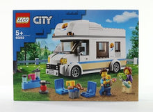 Carica l&#39;immagine nel visualizzatore di Gallery, LEGO City Camper delle Vacanze, Modellino da Costruire di Roulotte Giocattolo con Minifigure e Accessori, Giochi per Bambini e Bambine da 5 Anni in su, Idee Regalo di Compleanno 60283