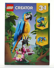Carica l&#39;immagine nel visualizzatore di Gallery, LEGO Creator Pappagallo Esotico, Set 3 in 1 con Pesce e Rana, Animali Giocattolo da Costruire, Giochi Creativi per Bambini e Bambine da 7 Anni in su con Figure della Giungla, Idee Regalo 31136