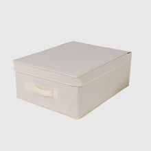 Carica l'immagine nel visualizzatore di Gallery, La Briantina Scatola Guardaroba con Coperchio 30x40x13 cm – Organizer Armadio con Maniglia, Rivestimento in TNT e Struttura in Cartone, Tasca Porta Etichetta, Colore Casuale Grigio o Beige