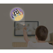 Carica l'immagine nel visualizzatore di Gallery, Lexibook, Bluey, Proiettore di storie e Torcia Bluey, Blu Giallo, LTC050BYLXB
