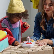 Carica l'immagine nel visualizzatore di Gallery, FABA+ Raccontastorie interattivo per bambini con contenuti audio da 0 a 10 anni, Cassa audio con Personaggio Sonoro Faba•Me, Luce notturna, Routine nanna, Gioco educativo musicale, Versione Italiana