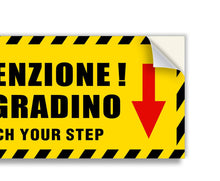 Carica l'immagine nel visualizzatore di Gallery, 2 Adesivi Attenzione al gradino, mis. 30x10 cm, in italiano e inglese, cartello in vinile, pittogramma sicurezza pericol
