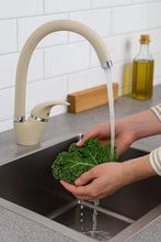 Carica l'immagine nel visualizzatore di Gallery, SQUADO Miscelatore Monocomando per Lavello Cucina, Design Moderno con Canna Curva Girevole 360°, Finitura Avena Sabbia B
