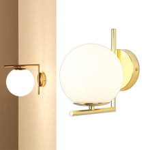 Carica l'immagine nel visualizzatore di Gallery, Alpinaluz Applique da parete: paralume a sfera in vetro opaco bianco, portalampada in alluminio dorato E27, stile modern