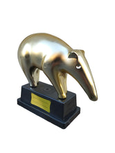 Carica l'immagine nel visualizzatore di Gallery, Tapiro D' Oro Trofeo personalizzabile Scherzi per Festa Compleanno Premio scherzo Statuetta oscar con dedica tapiro pers