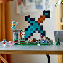 Carica l&#39;immagine nel visualizzatore di Gallery, LEGO Minecraft L&#39;Avamposto della Spada Giocattolo da Costruire con Figure di Creeper, Soldato, Guerriero Guardiano e Scheletro, Giochi per Bambini e Bambine da 8 Anni, Idea Regalo di Compleanno 21244