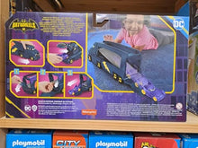 Carica l'immagine nel visualizzatore di Gallery, Fisher-Price DC Batwheels - Bat-Autotreno, playset Autotreno con rampa e veicolo Bam Batmobile in scala 1:55 incluso, può contenere 7 macchinine die-cast, giocattolo per bambini, 3+ anni, HMX07