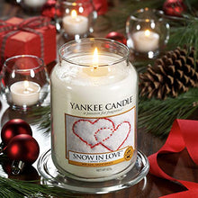 Carica l'immagine nel visualizzatore di Gallery, Yankee Candle Candela profumata in giara grande | Amore invernale | Durata Fino a 150 Ore