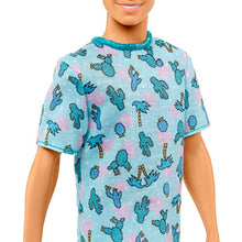 Carica l&#39;immagine nel visualizzatore di Gallery, Barbie - Bambola Ken Fashionistas n. 211, dai capelli biondi con look alla moda, t-shirt con cactus, pantaloncini bianchi e sneakers, giocattolo per bambini, 3+ anni, HJT10
