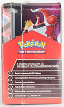 Carica l'immagine nel visualizzatore di Gallery, Pokémon Bauletto da Collezione del GCC, Autunno 2023, Meowscarada, Skeledirge e Quaquaval, Tre Carte Promozionali Olografiche e Sei Buste di Espansione, Edizione in Italiano