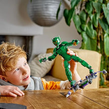 Carica l'immagine nel visualizzatore di Gallery, LEGO | Marvel Personaggio Costruibile di Goblin, Gioco d'Azione per Bambini e Bambine da 8 Anni, Action Figure del Nemico di Sider-Man con Arti Snodabili, Aliante e Bombe-Zucca, Idea Regalo 76284