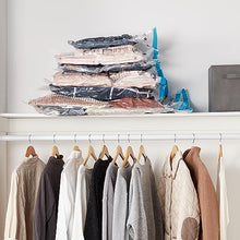 Carica l&#39;immagine nel visualizzatore di Gallery, Amazon Basics Sacchetti sottovuoto con pompa a mano, Molteplici, Cerniera, confezione da 12 (3 jumbo, 3 grandi, 3 medi, 3 piccoli), Trasparente