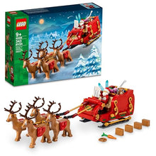 Carica l&#39;immagine nel visualizzatore di Gallery, LEGO Slitta di Babbo Natale Giocattolo, Set di Giochi Creativi per Bambini e Bambine da 9 Anni in su con Minifigure, Renne, Chitarra, Orsacchiotto e Sci, Idea Regalo Natalizia, Decorazione Casa 40499