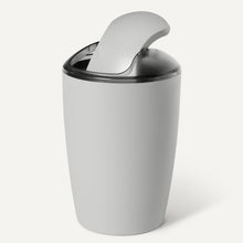 Carica l'immagine nel visualizzatore di Gallery, Amazon Basics, Set di Accessori da Bagno con Portaspazzolino, Dispenser di Sapone, Portasapone, Bicchiere per Spazzolino, Pattumiera, Scopino e Supporto, Grigio