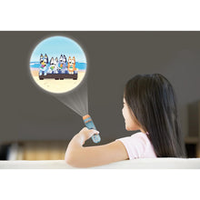 Carica l'immagine nel visualizzatore di Gallery, Lexibook, Bluey, Proiettore di storie e Torcia Bluey, Blu Giallo, LTC050BYLXB