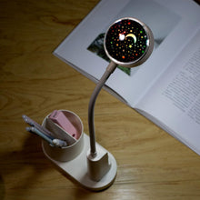 Carica l'immagine nel visualizzatore di Gallery, Lampada da Scrivania a LED per Bambini,Lampada da Tavolo con Portapenne e Proiezione di Stelle,3 Modalità di Luminosità 