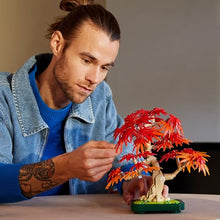 Carica l'immagine nel visualizzatore di Gallery, LEGO Botanicals Bonsai di Acero Rosso Giapponese - Set di Piante Artificiali con Foglie Rosse e Arancio Finte e Vaso Costruibile - Regalo per Adulti Amanti del Fai da Te - 10348