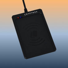 Carica l'immagine nel visualizzatore di Gallery, Cryptnox Lettore di Smart Card senza contatto – Conforme ISO 14443 e Mifare® | Connettività USB Type-C e Type-A | Autenticazione sicura per pagamenti elettronici, e-commerce, controllo accessi e altro