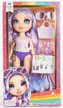 Carica l'immagine nel visualizzatore di Gallery, Rainbow High Swim &amp; Style - Violet (viola) - Bambola da 28 cm con confezione scintillante e oltre 10 outfit - Costume da bagno rimovibile, sandali, accessori divertenti - Età 4-12 anni